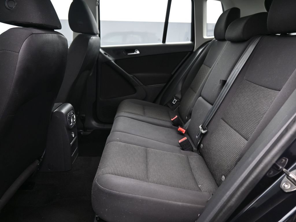 Used 2017 Volkswagen Tiguan Limited w/ Alloy Wheels Package image 11