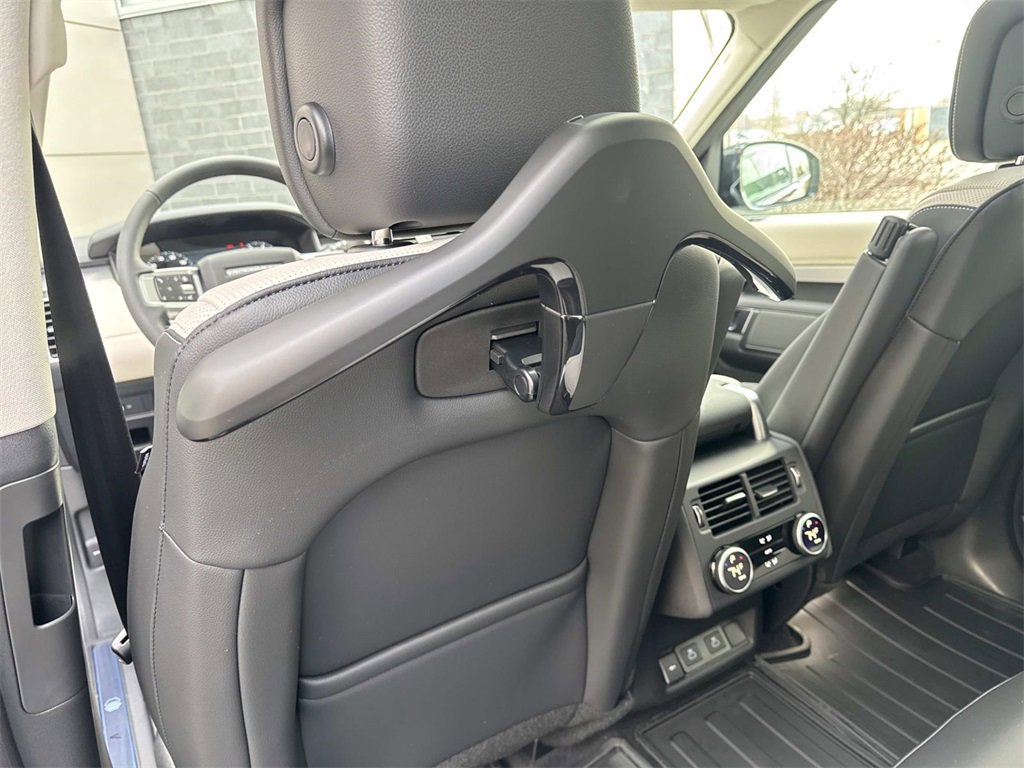 New 2026 Land Rover Discovery Limited Edition image 16