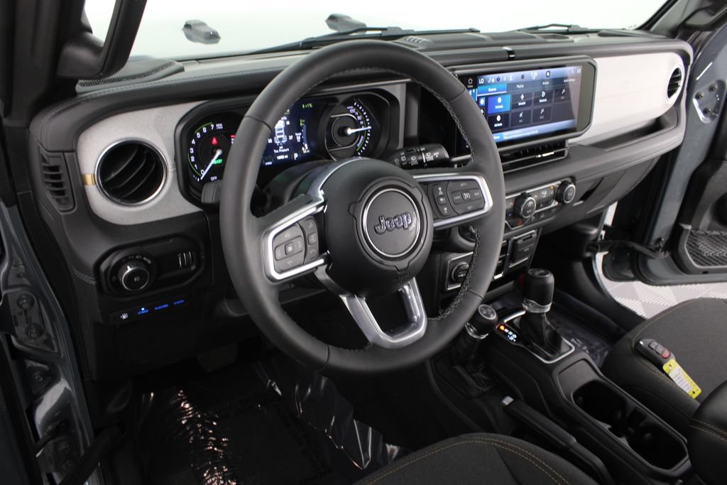 Used 2025 Jeep Wrangler Unlimited Sahara w/ Safety Group AWD/4WD image 8