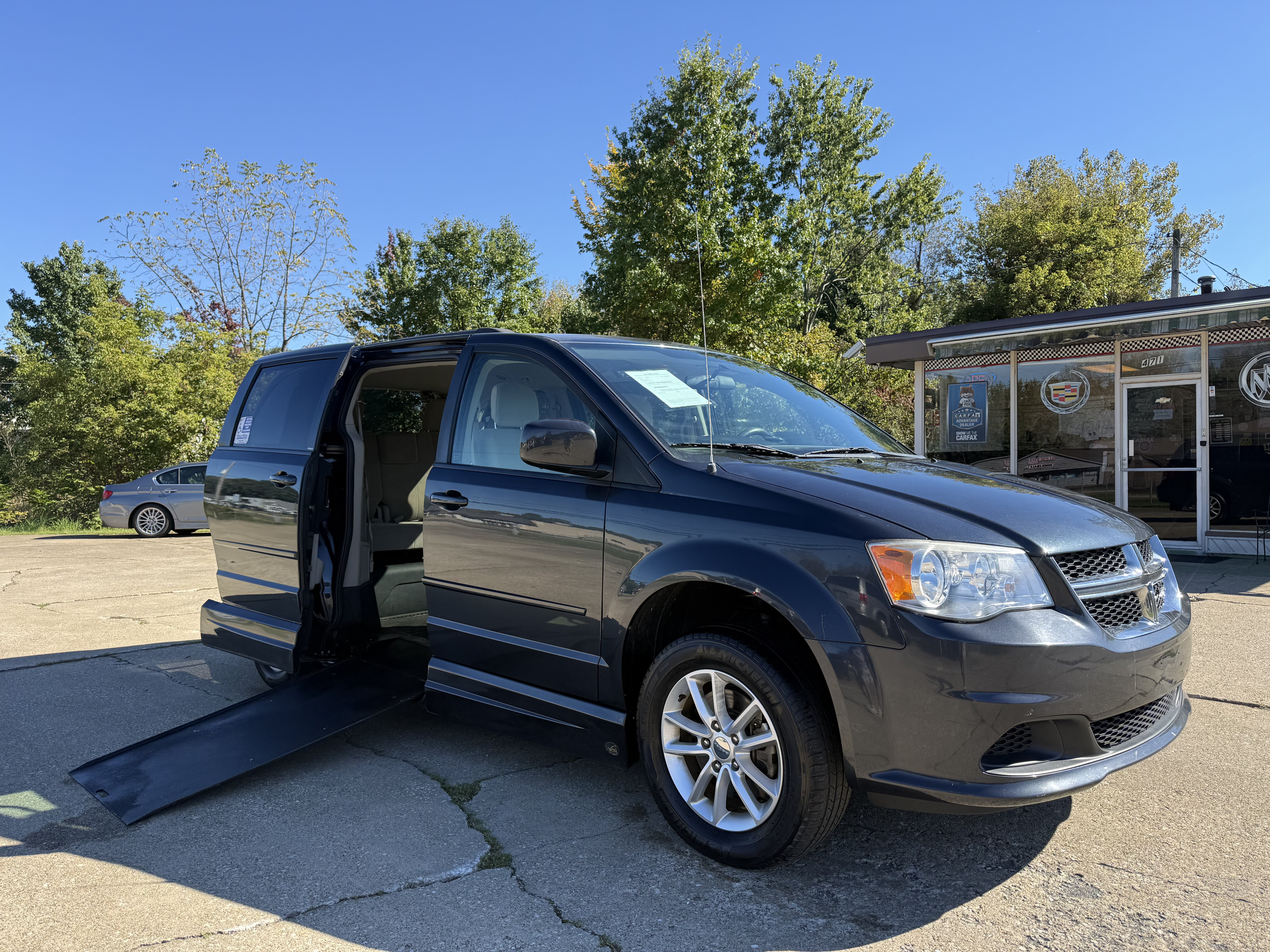 Used 2013 Dodge Grand Caravan SXT FWD image 1