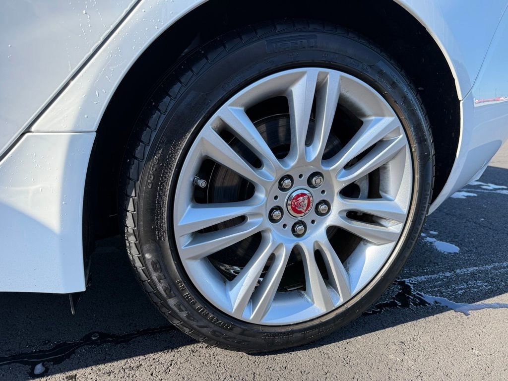 Used 2019 Jaguar XE Premium RWD image 30