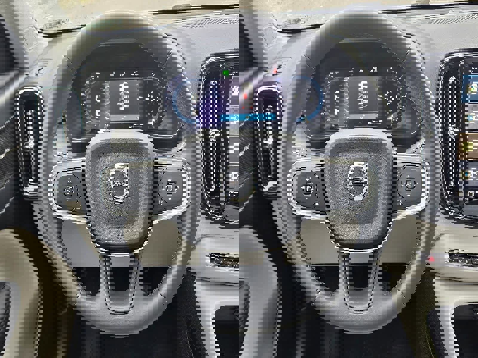 Used 2024 Volvo XC40 B5 Ultimate w/ Protection Package Premier image 24