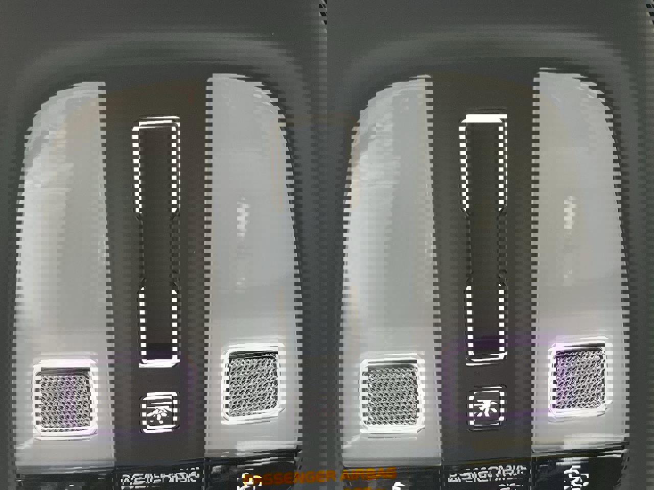 Used 2025 Volvo XC40 B5 Core image 26