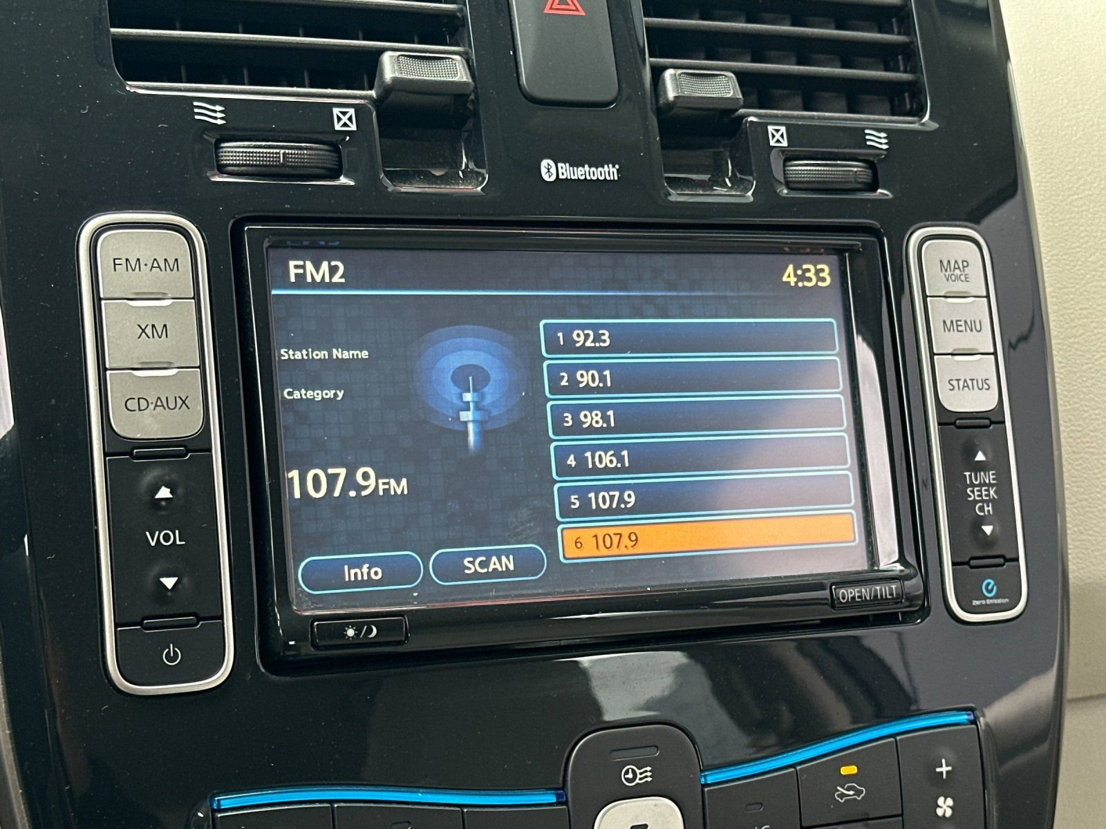 Used 2012 Nissan Leaf SL image 17