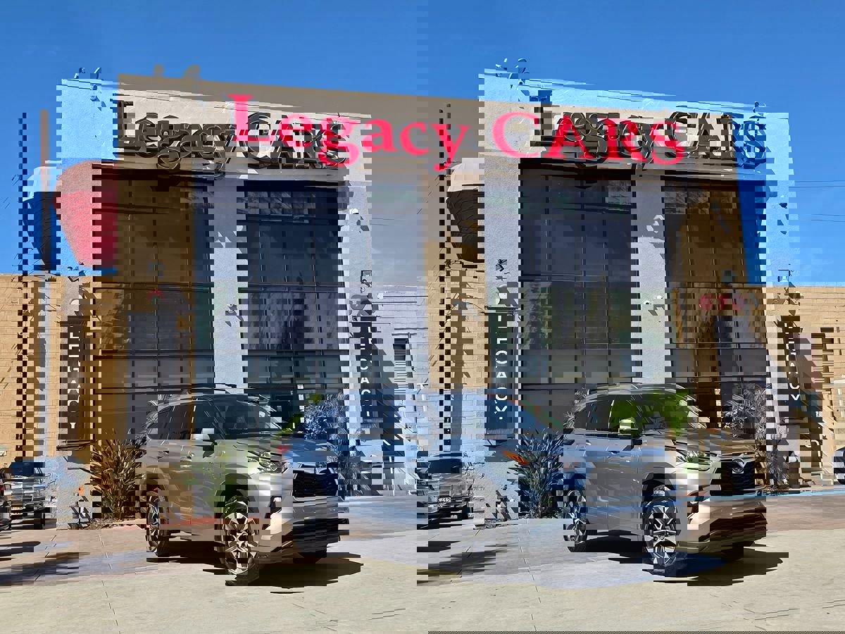 Used 2020 Toyota Highlander XLE image 2