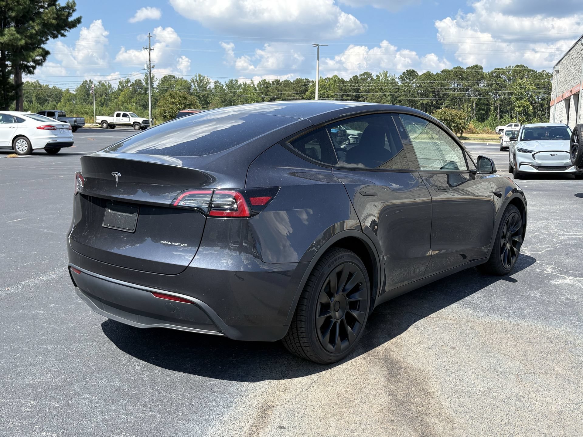 Used 2024 Tesla Model Y Long Range AWD/4WD image 21