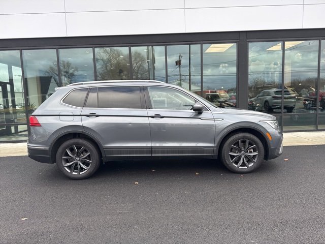 Used 2022 Volkswagen Tiguan SE image 2