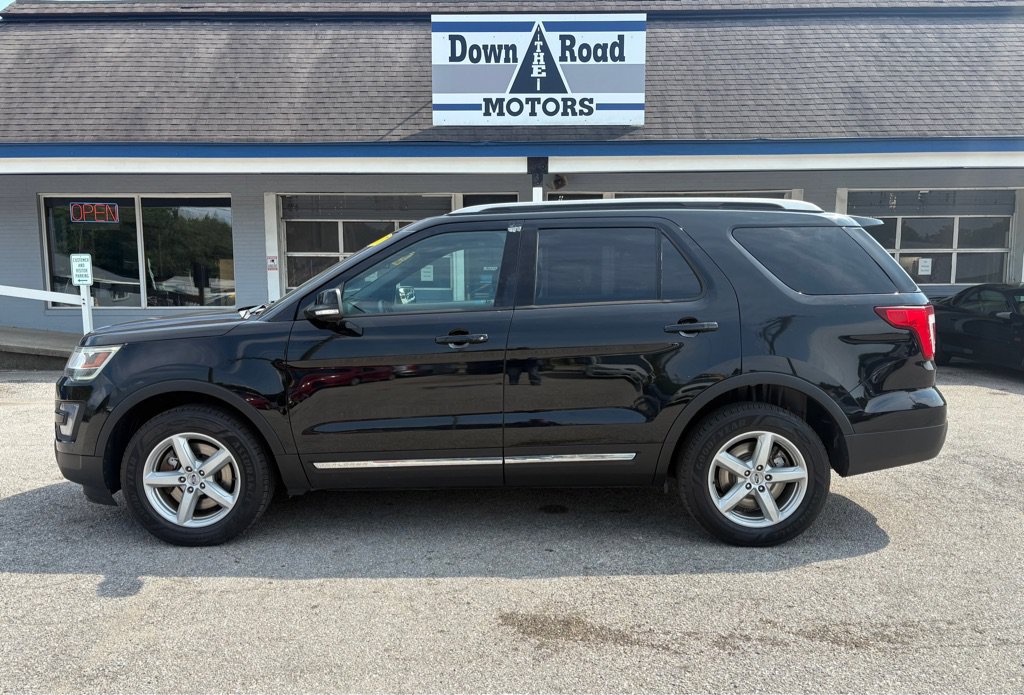 Used 2017 Ford Explorer XLT w/ Equipment Group 201A AWD/4WD image 2