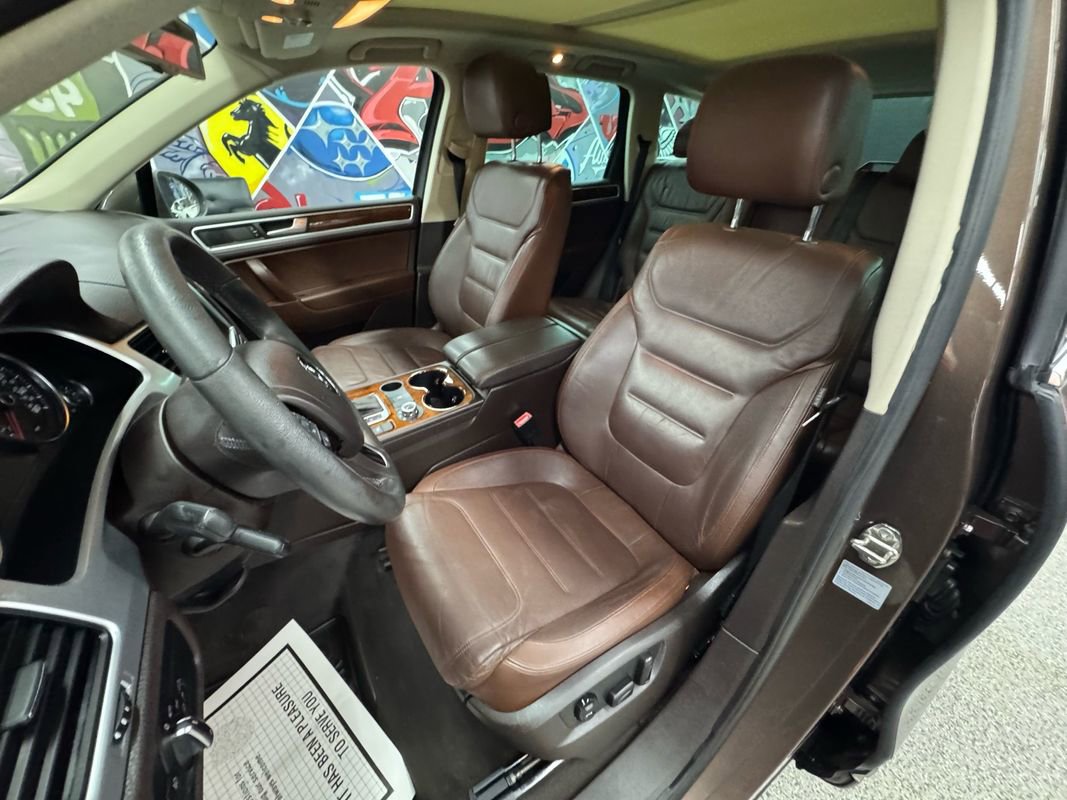 Used 2014 Volkswagen Touareg Sport image 11