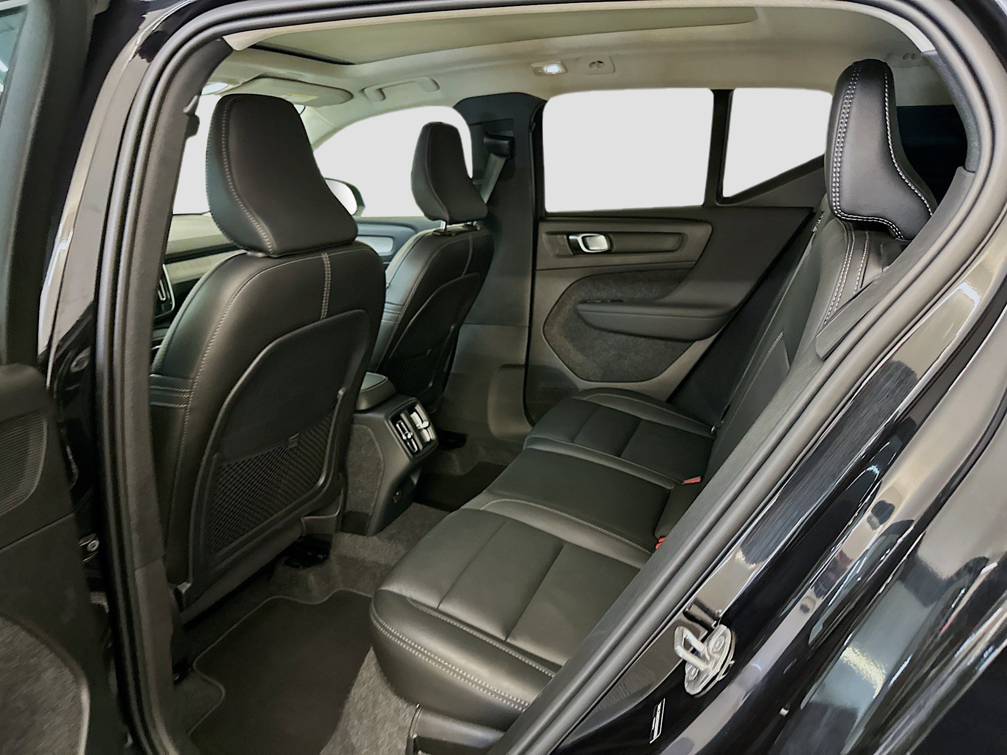 Used 2025 Volvo XC40 B5 Plus image 30