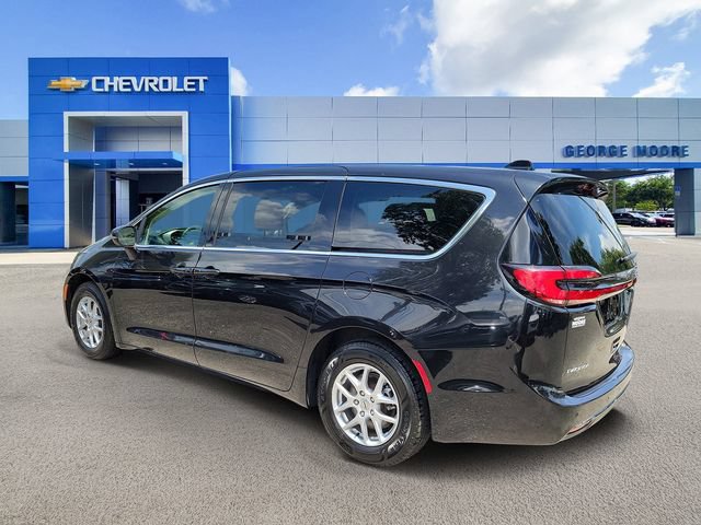 Used 2023 Chrysler Pacifica Touring-L FWD image 3