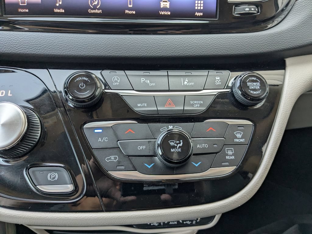 Used 2023 Chrysler Pacifica Touring-L FWD image 13