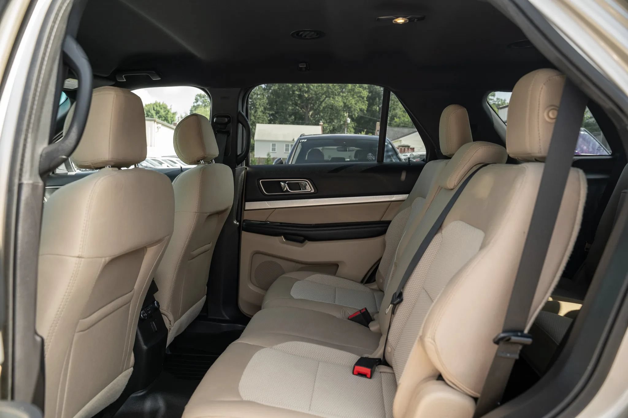 Used 2017 Ford Explorer XLT FWD image 8