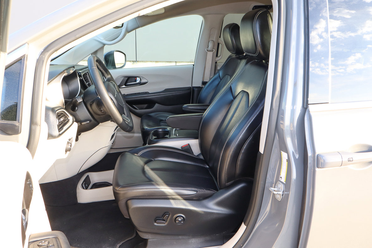 Used 2023 Chrysler Pacifica Touring-L image 7
