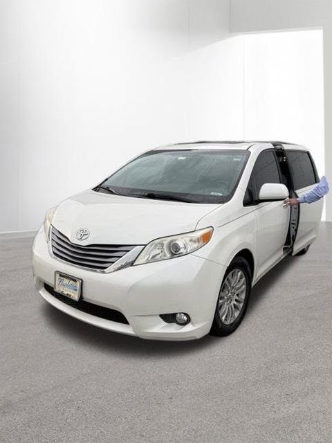 Used 2017 Toyota Sienna XLE Premium FWD image 22