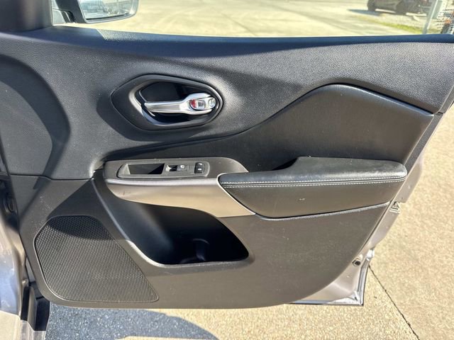 Used 2019 Jeep Cherokee Latitude w/ Popular Appearance Group image 17