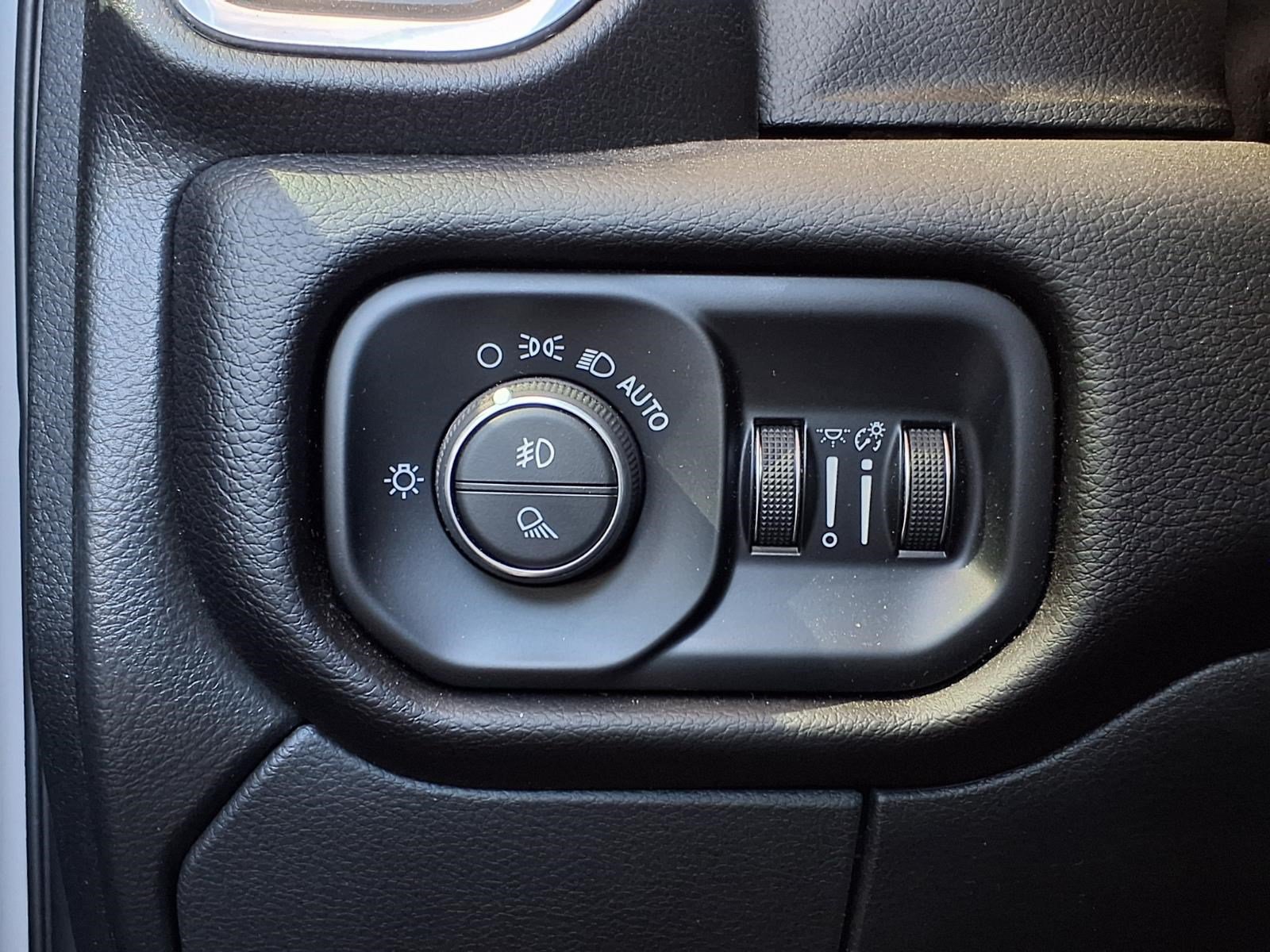 Used 2025 RAM 2500 Laramie AWD/4WD image 25