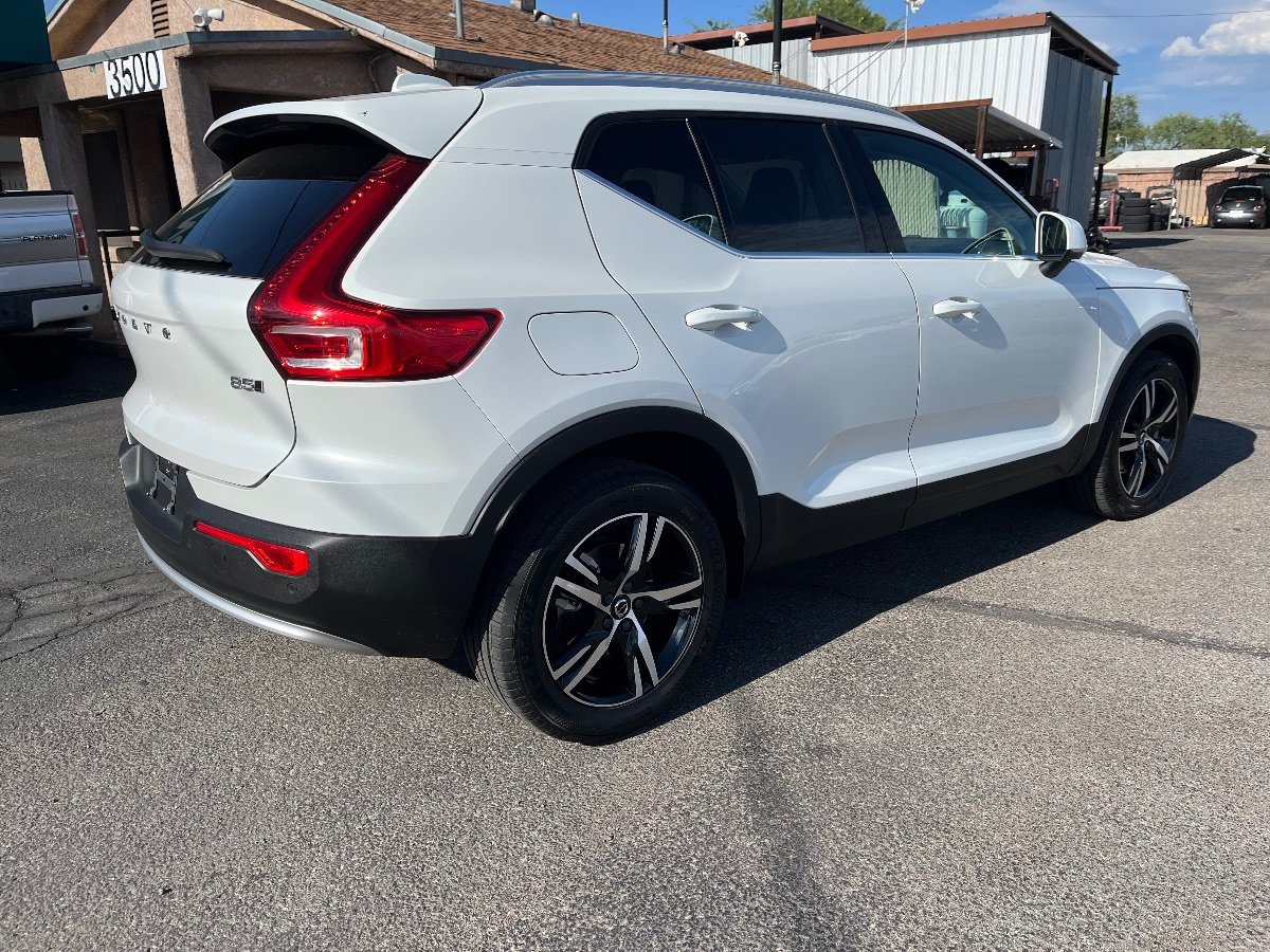 Used 2023 Volvo XC40 B5 Plus AWD/4WD image 4