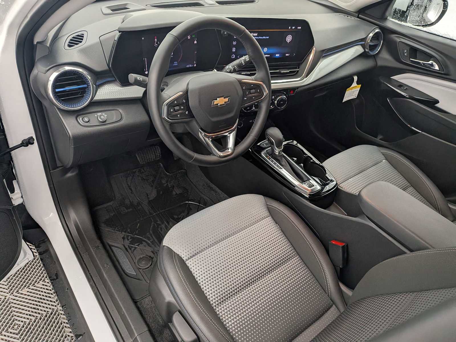 New 2025 Chevrolet Trax LT w/ Driver Confidence Package image 2