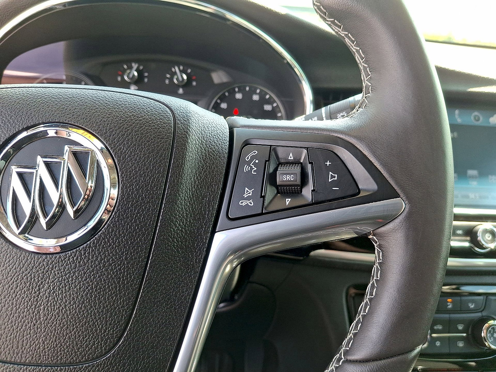 Used 2021 Buick Encore Preferred AWD/4WD image 18