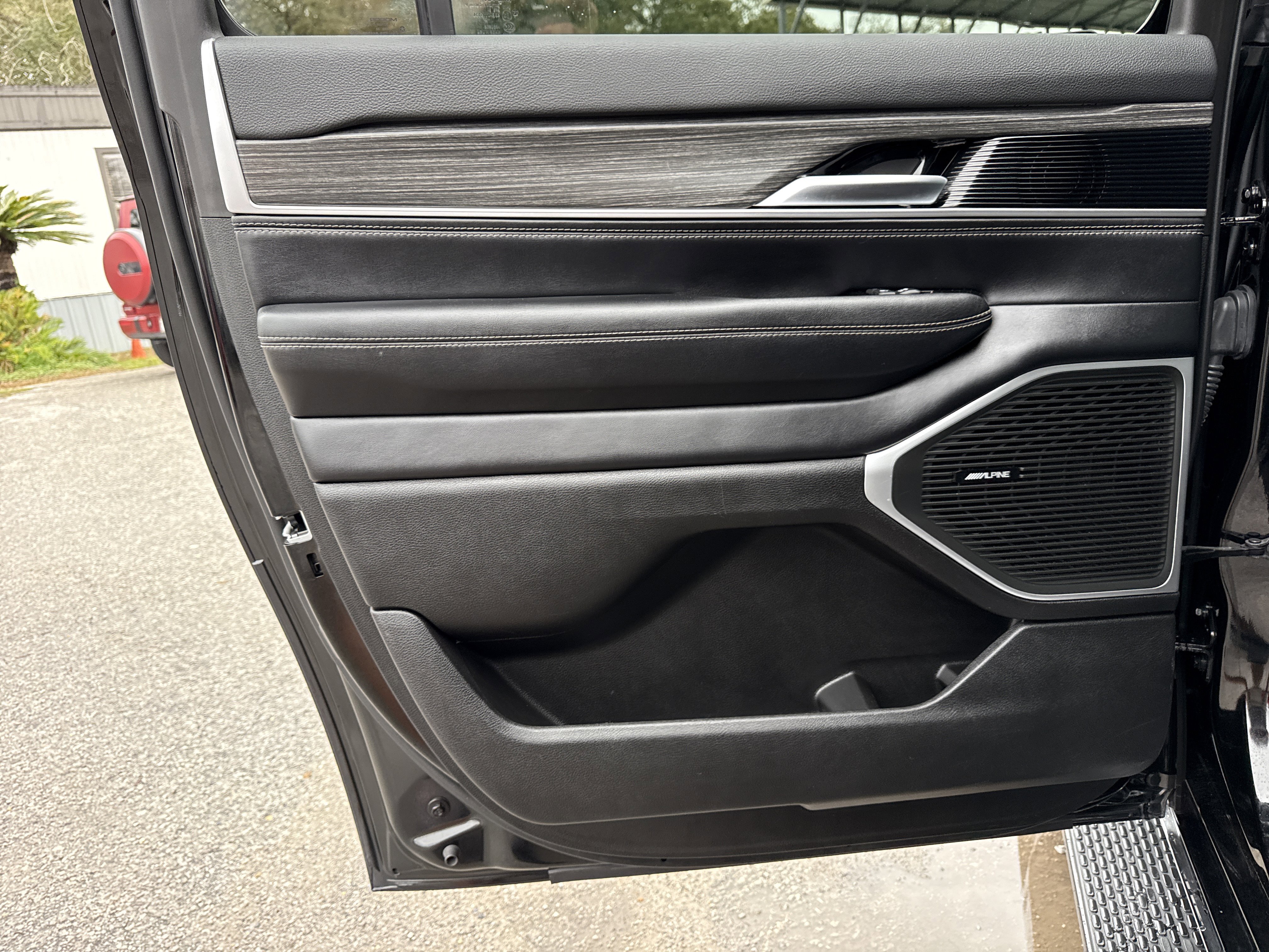 Used 2023 Jeep Wagoneer L Series III w/ Preferred Equipment Group image 41