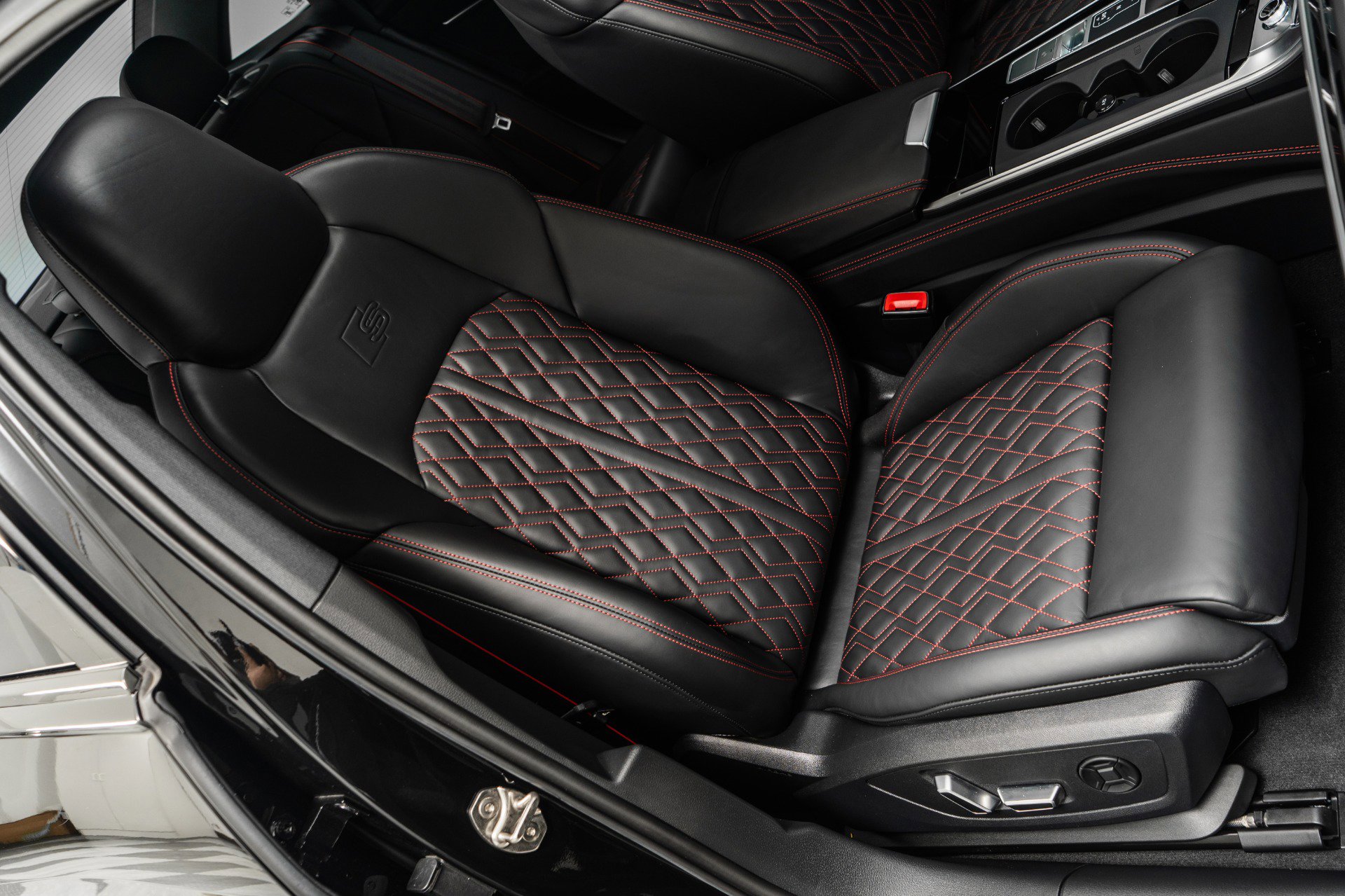 Used 2025 Audi S6 Premium Plus w/ Premium Plus Package image 27