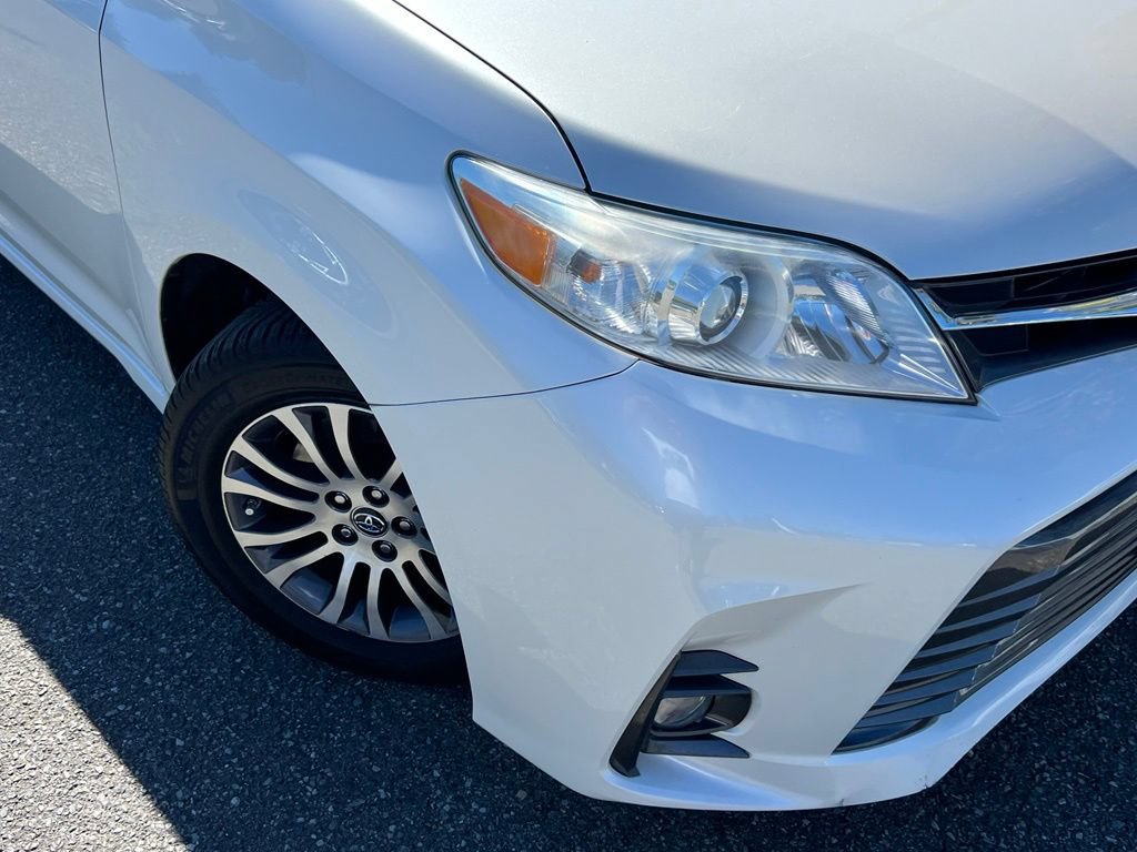 Used 2018 Toyota Sienna XLE w/ XLE Navigation Package FWD image 2