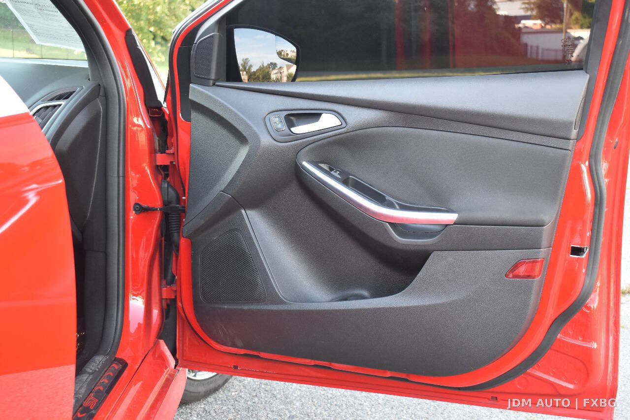 Used 2017 Ford Focus ST FWD image 9