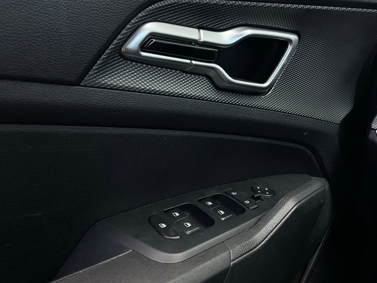 Used 2025 Kia Sportage LX image 19