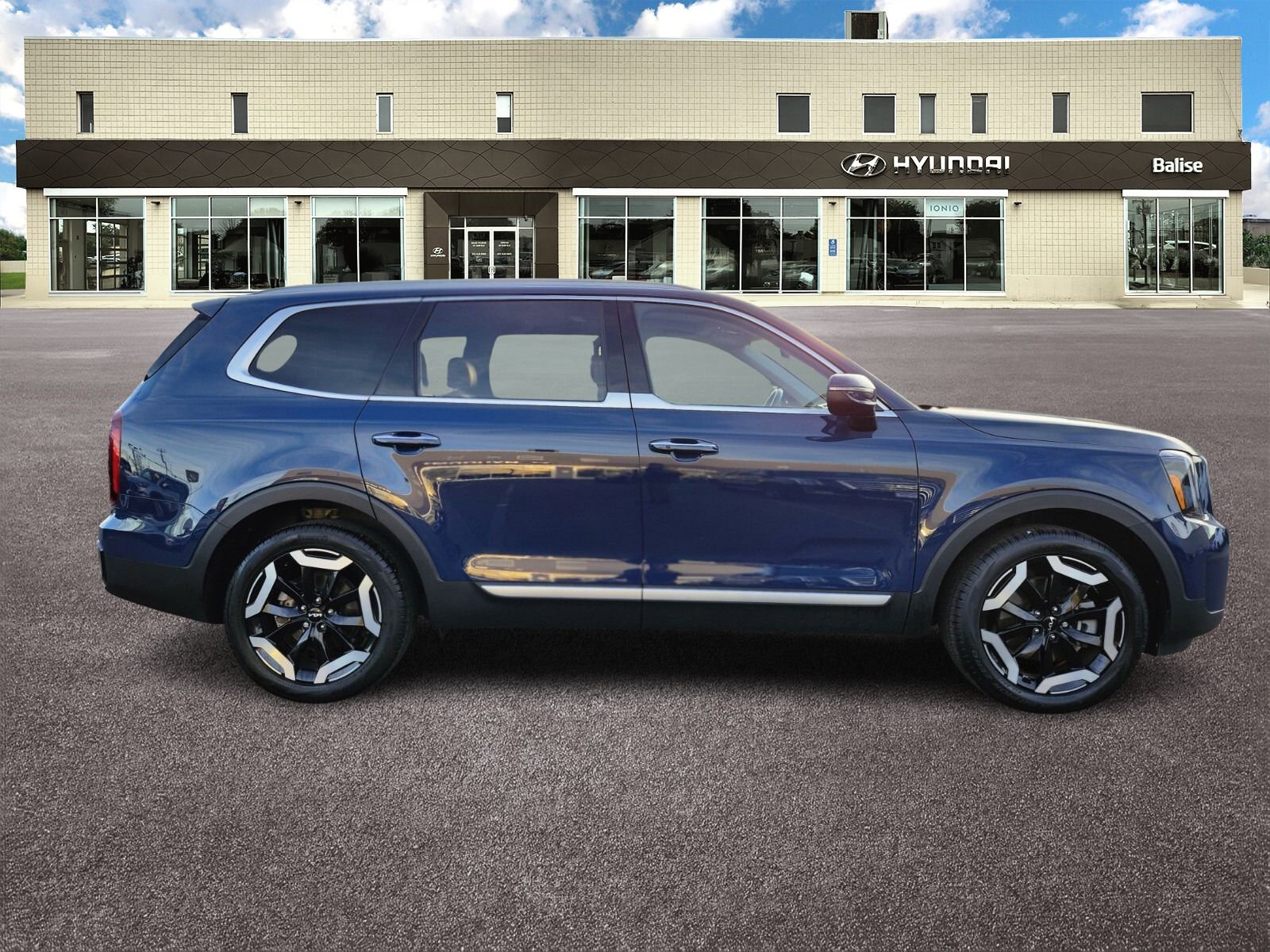 Used 2024 Kia Telluride S w/ S Sunroof Package image 2