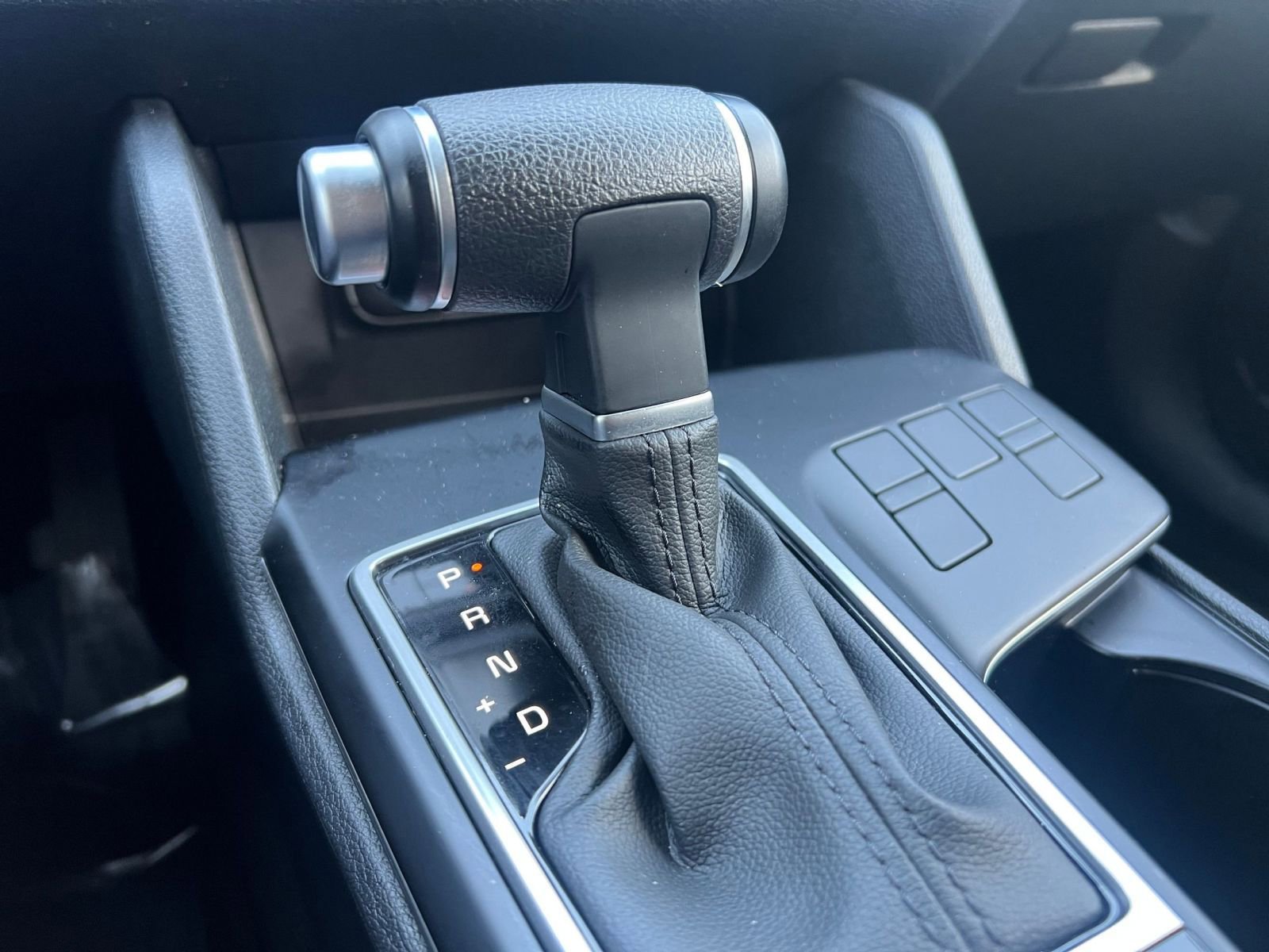 Used 2025 Kia Sportage LX image 40