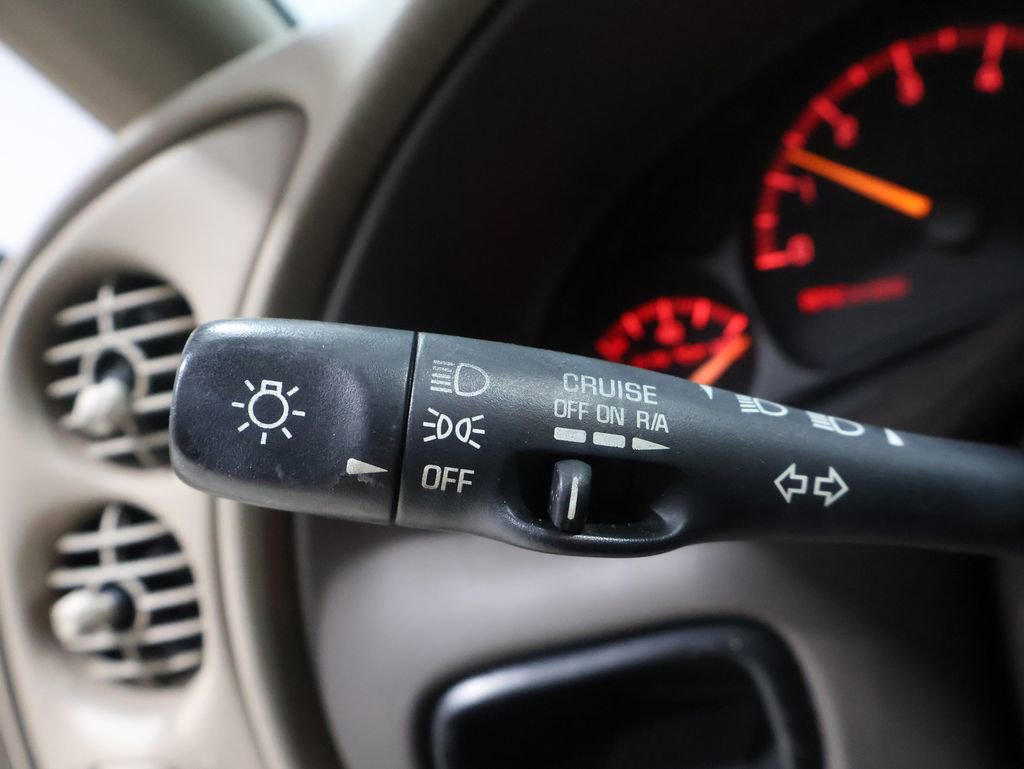 Used 2005 Pontiac Bonneville SE image 29