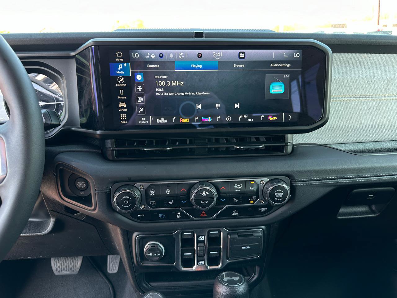 Used 2025 Jeep Wrangler Sahara image 15