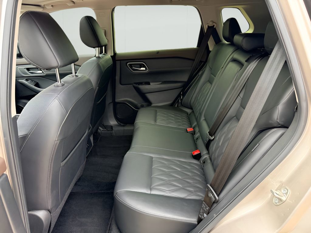 Used 2023 Nissan Rogue Platinum FWD image 11