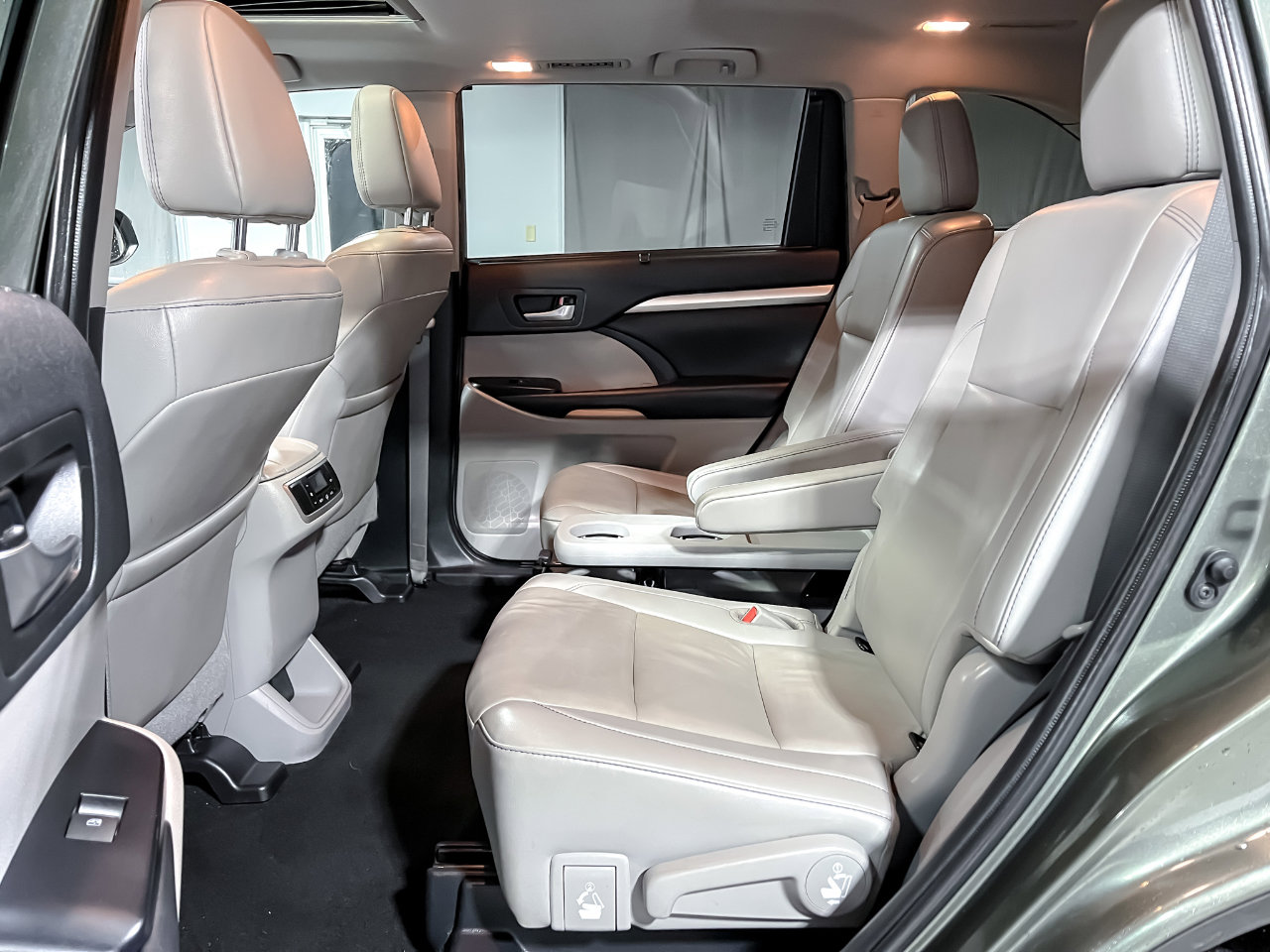 Used 2019 Toyota Highlander XLE image 17