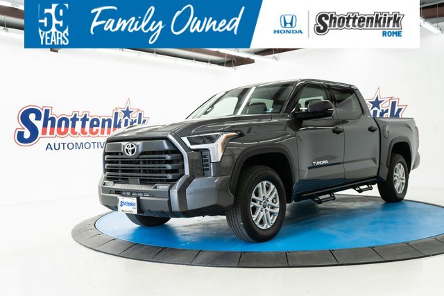Used 2022 Toyota Tundra SR5 w/ SR5 Convenience Package image 1