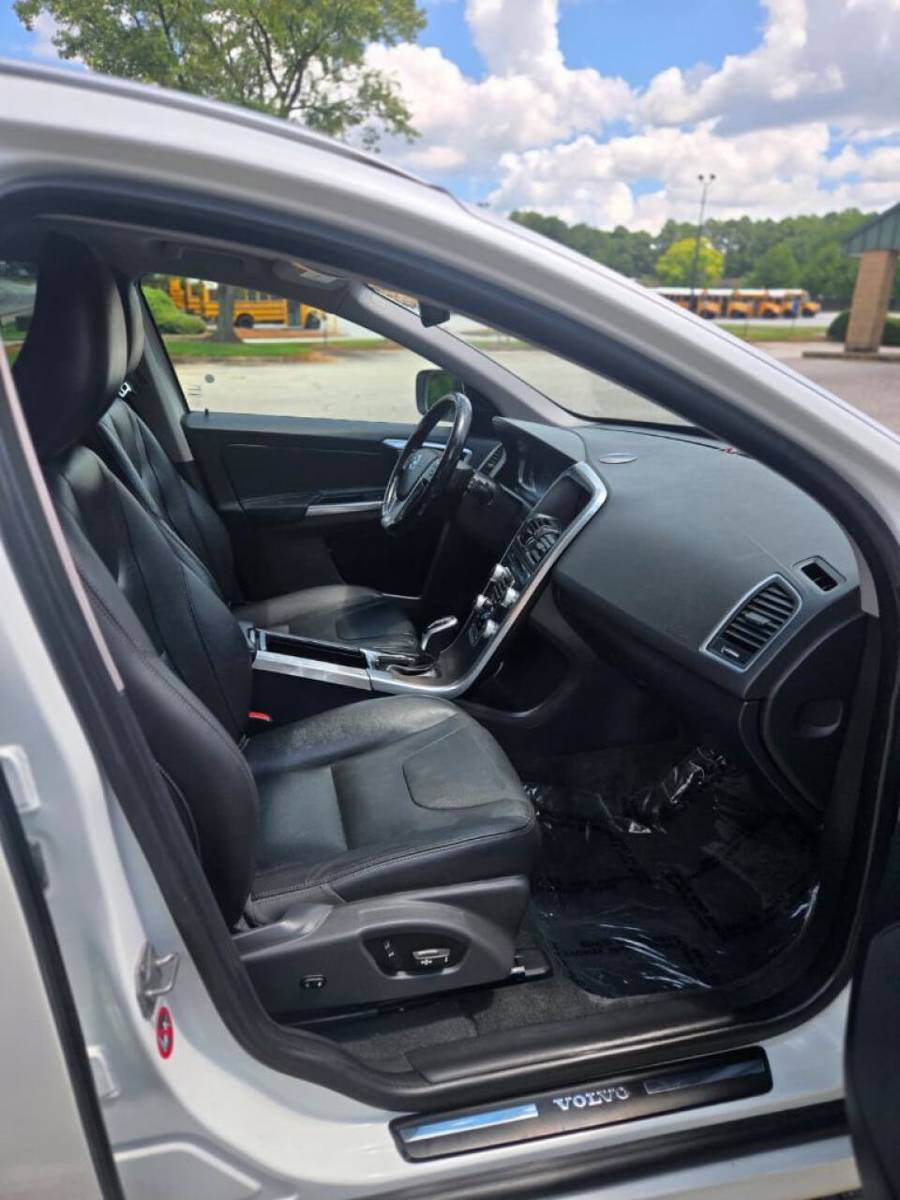 Used 2016 Volvo XC60 T6 AWD/4WD image 10