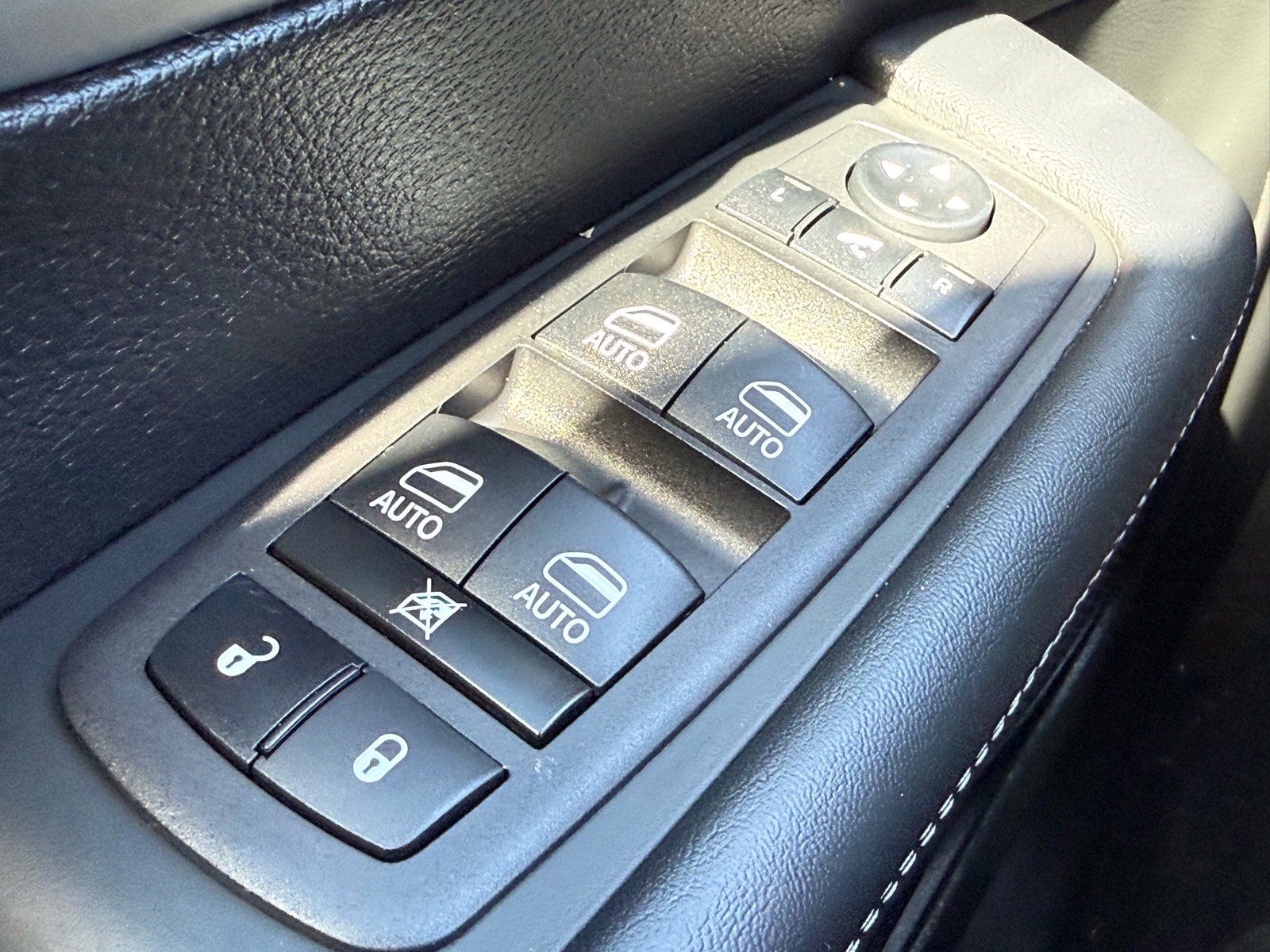 Used 2023 Chrysler Pacifica Limited w/ Uconnect Theater Family Group image 16