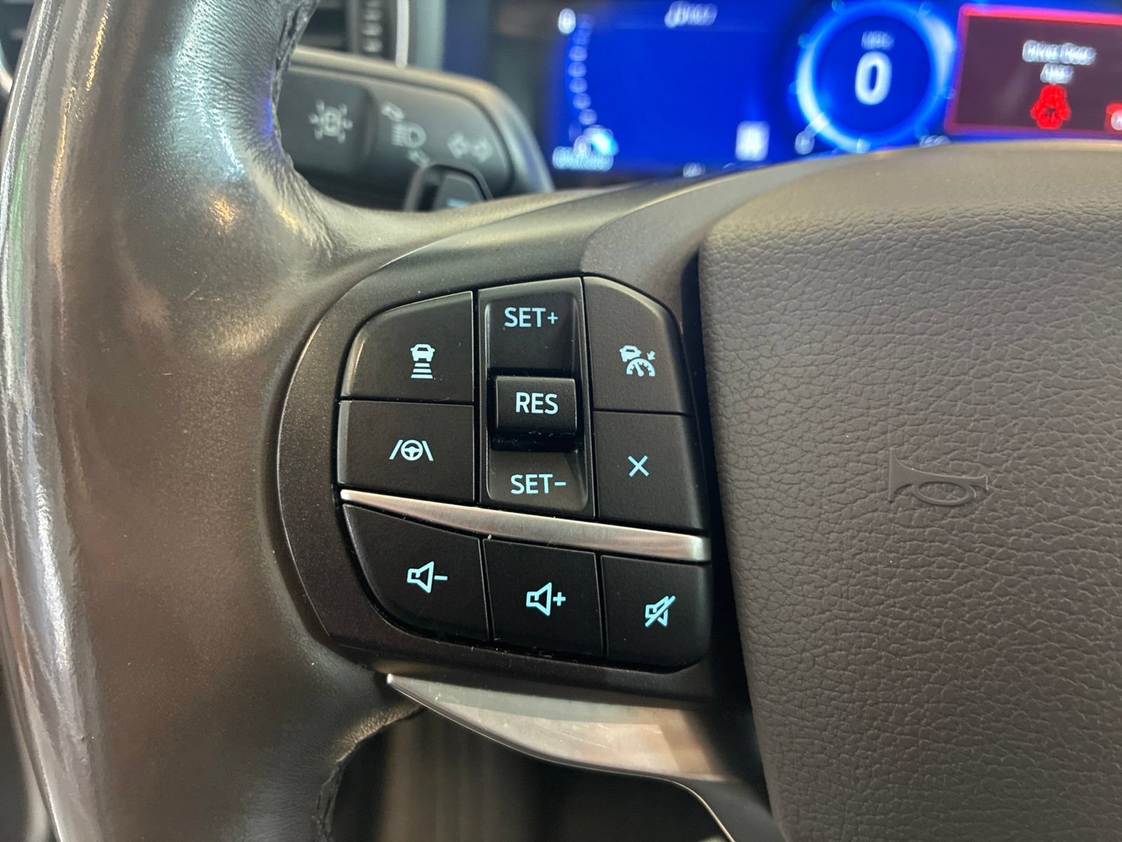 Used 2020 Ford Explorer Platinum w/ Premium Technology Package AWD/4WD image 19