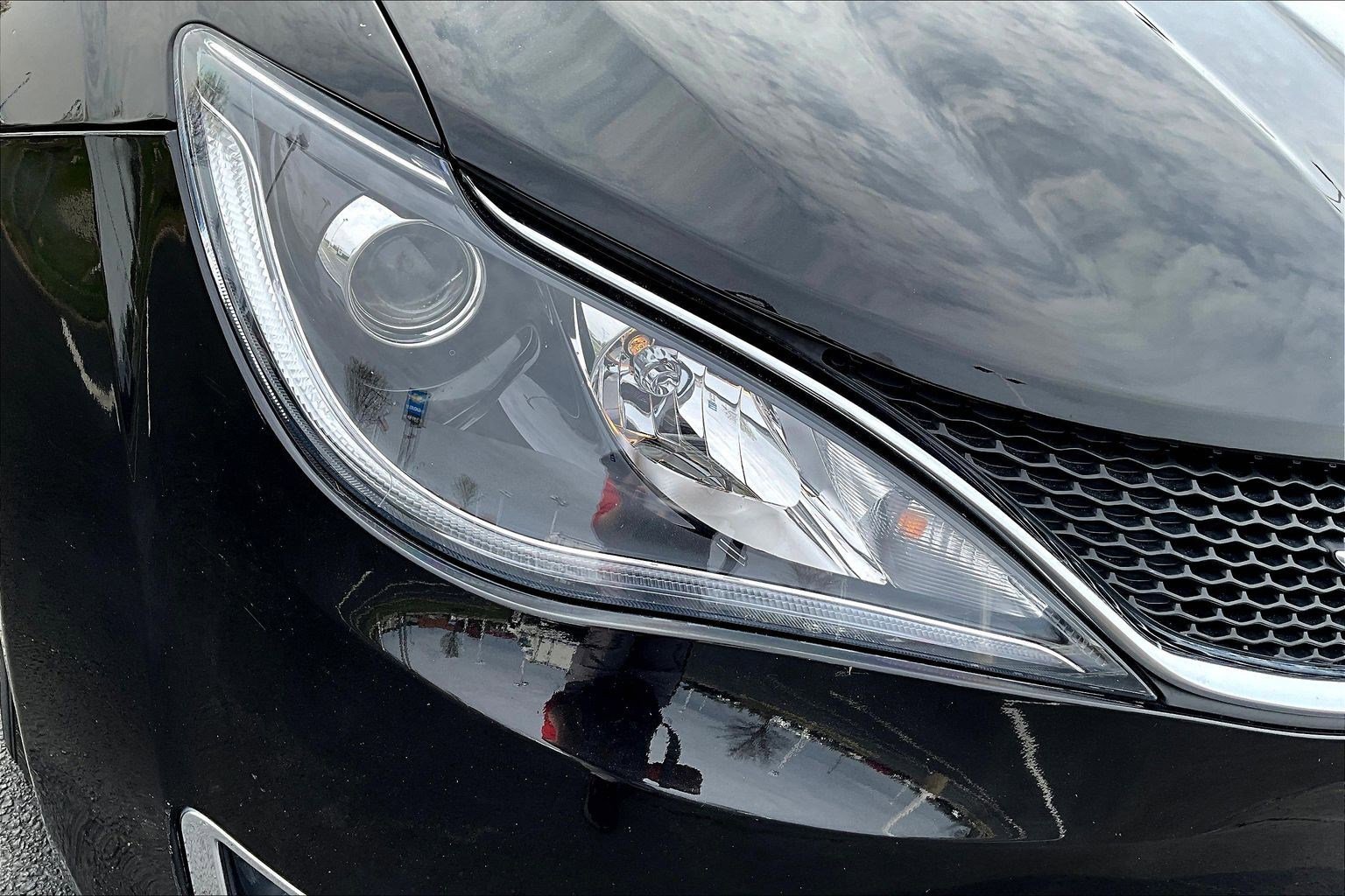 Used 2018 Chrysler Pacifica Touring-L image 33