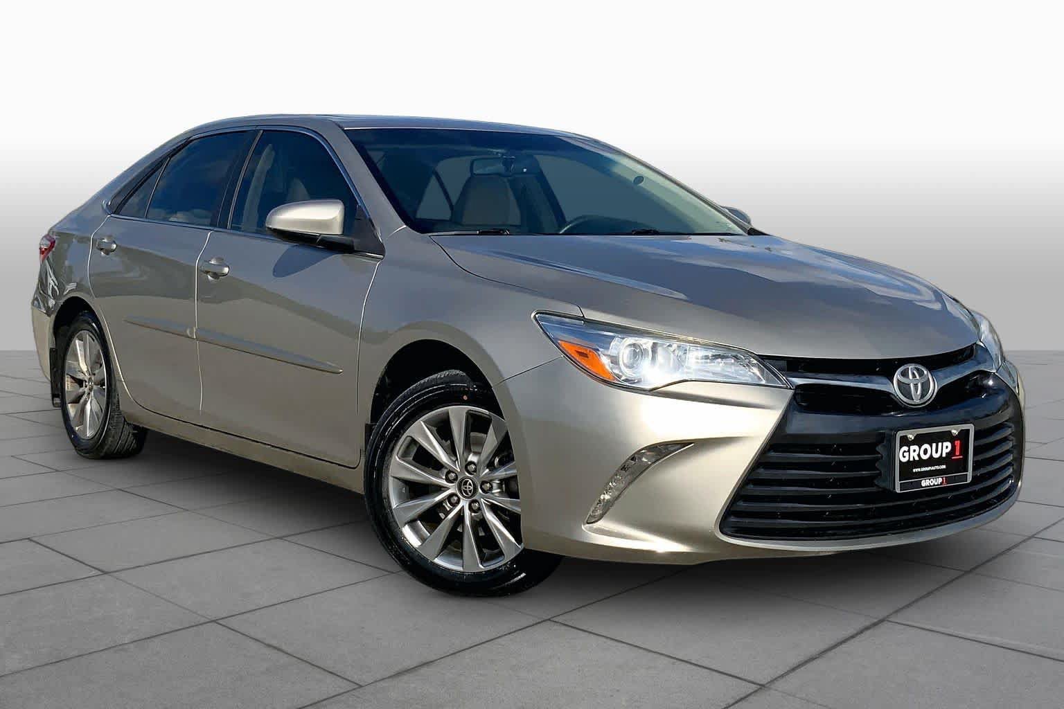Used 2017 Toyota Camry XLE w/ Moonroof Package FWD image 3
