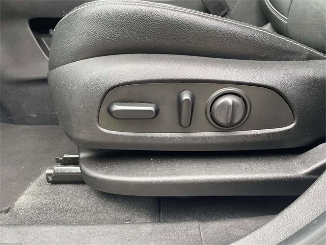 Used 2023 GMC Terrain SLT image 13