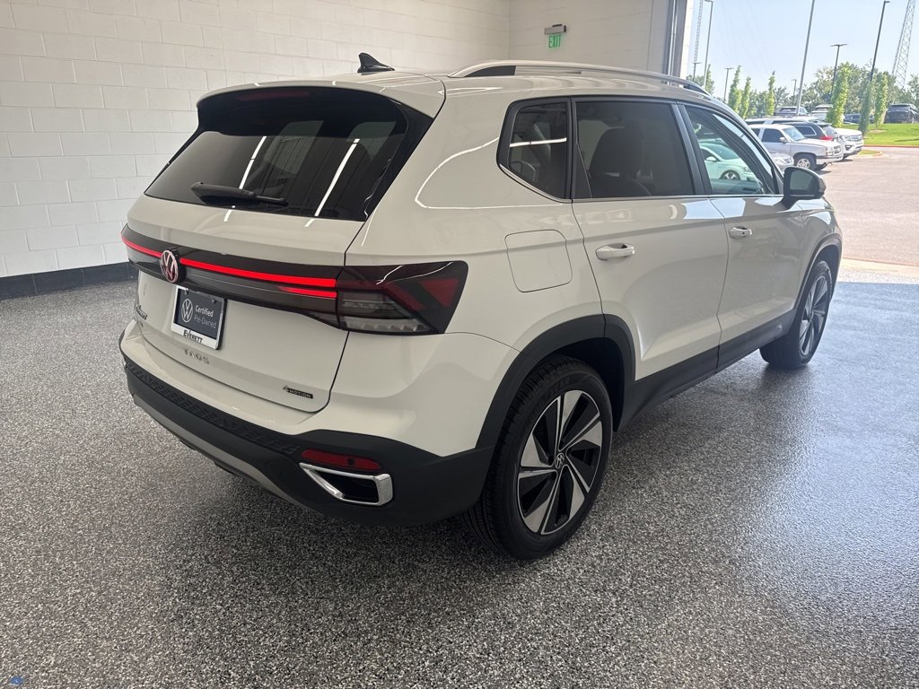 Certified 2025 Volkswagen Taos SE image 4