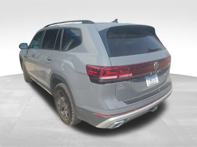 Used 2025 Volkswagen Atlas Peak Edition SE AWD/4WD image 4