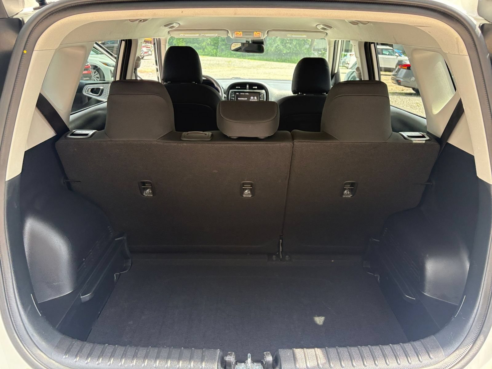 Used 2025 Kia Soul LX w/ LX Technology Package FWD image 29