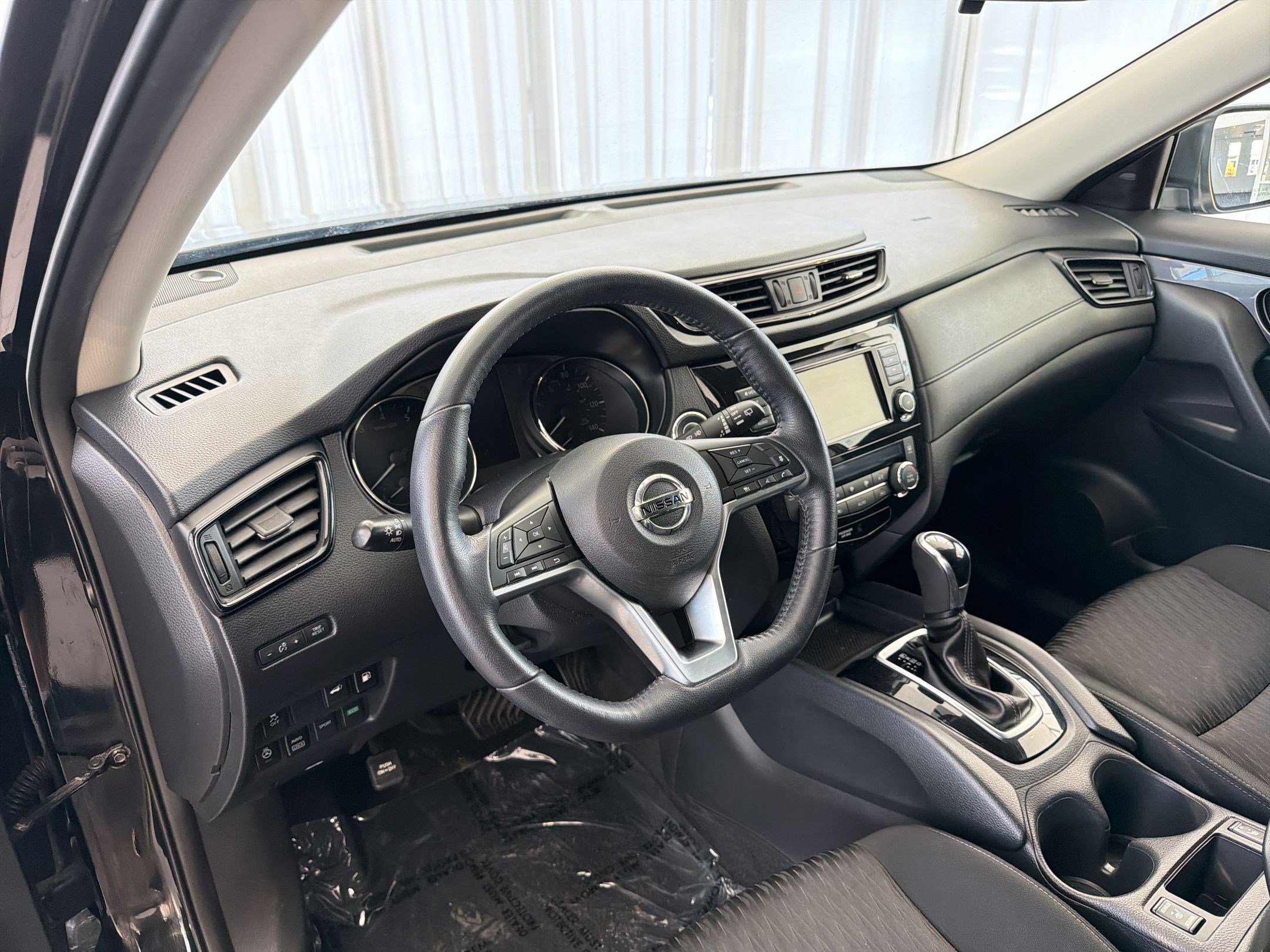 Used 2018 Nissan Rogue SV w/ Premium Package AWD/4WD image 4