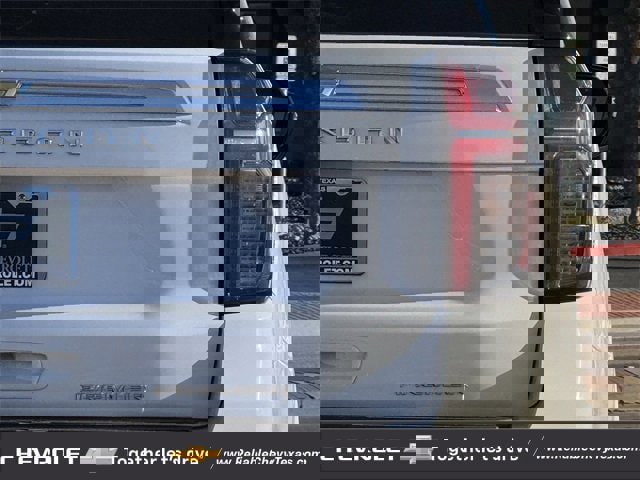 Used 2023 Chevrolet Suburban Premier image 8