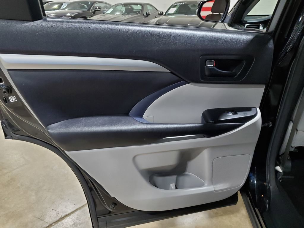 Used 2016 Toyota Highlander Plus FWD image 26