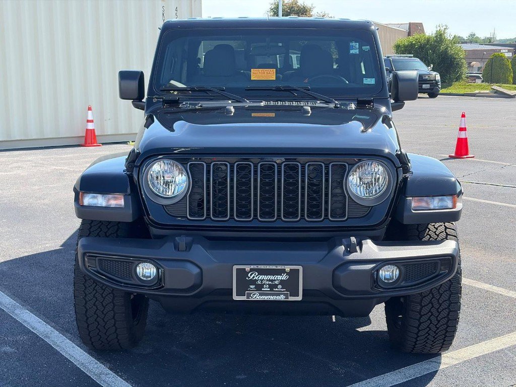 Used 2025 Jeep Gladiator Sport AWD/4WD image 2