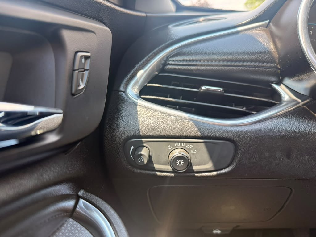 Used 2018 Chevrolet Malibu LT w/ Leather Package FWD image 37